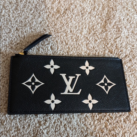 Louis Vuitton - Picture 1 of 14